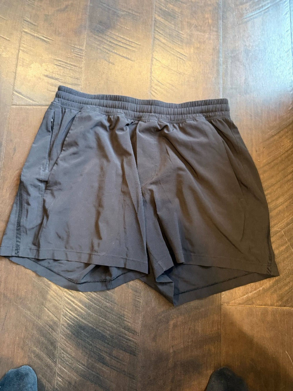 LULULEMON MENS WORKOUT SHORTS